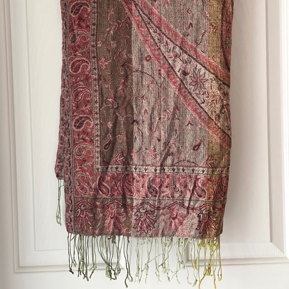 Pair of Shawls/Scarves - Picture 3 of 9